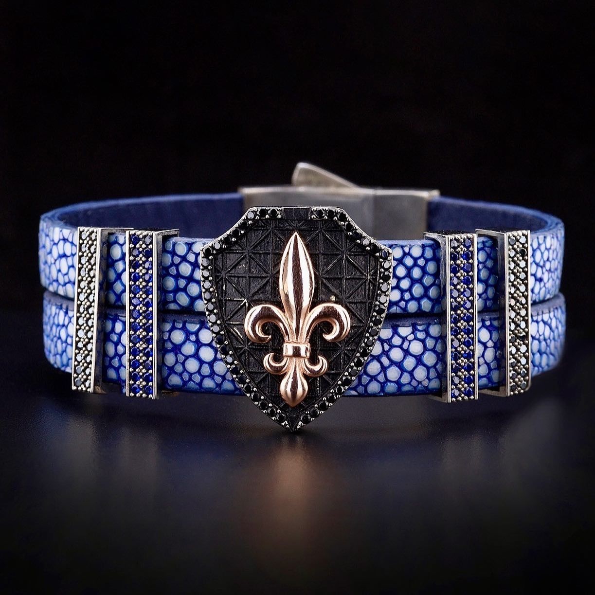 Vatoz Derili Kalkan Ve Fleur De Lis Figürlü Bileklik