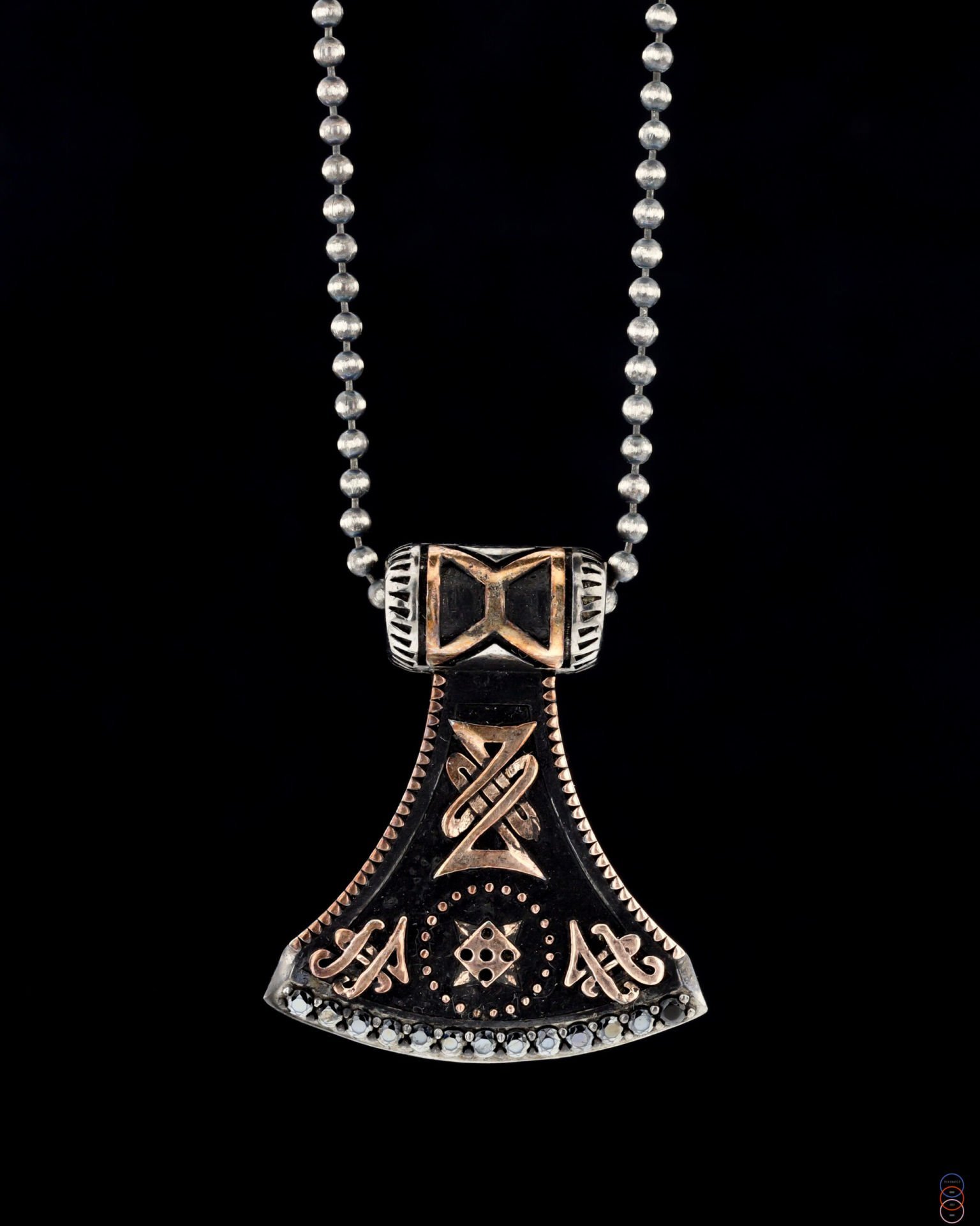 Balta Figürlü Kolye