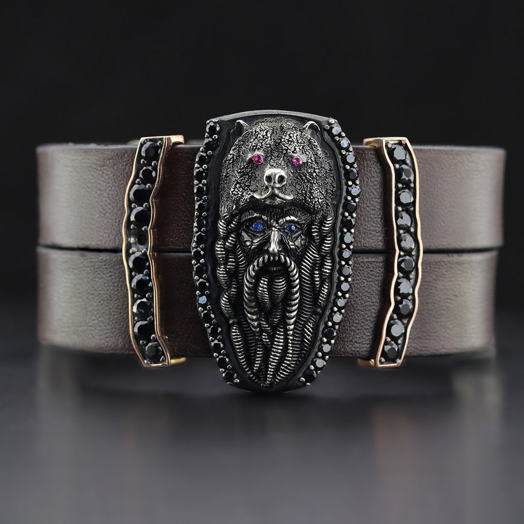 Ayı Şapkalı Adam Figürlü Bileklik