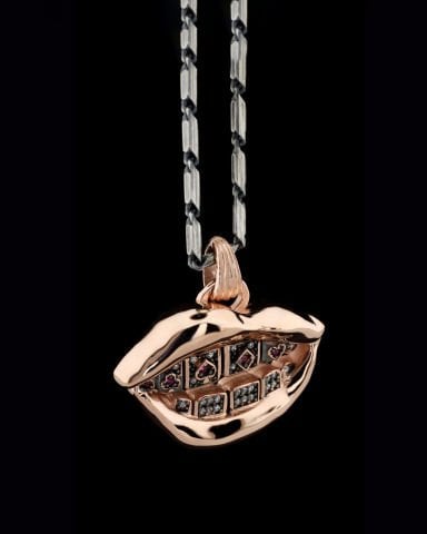 Kumarbaz Koleksiyonu İskambil Kağıdı Figürlü Üç Boyutlu Dudak Kolye