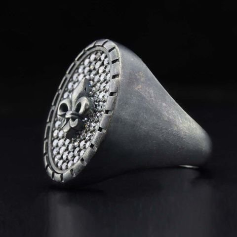 Fleur De Lis Figürlü Taş İşlemeli Yüzük