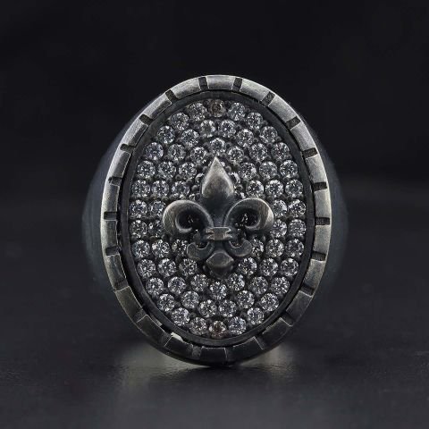 Fleur De Lis Figürlü Taş İşlemeli Yüzük