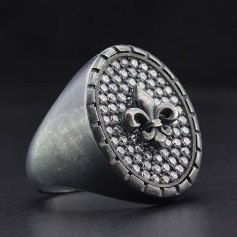 Fleur De Lis Figürlü Taş İşlemeli Yüzük