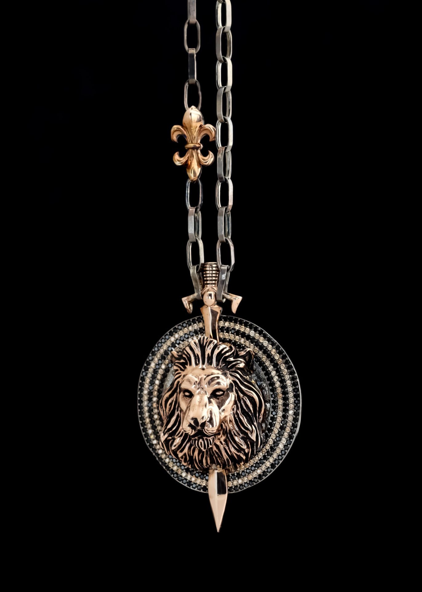 Kılıç-Kalkan Üzerine Aslan Figürlü Kolye