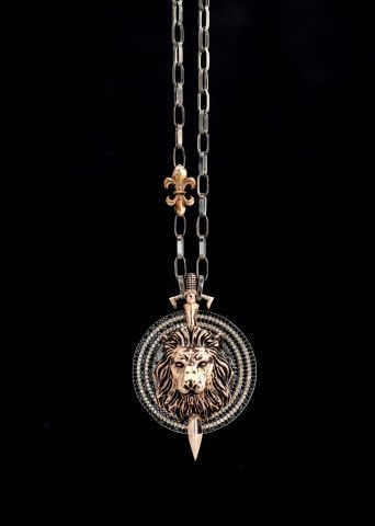 Kılıç-Kalkan Üzerine Aslan Figürlü Kolye