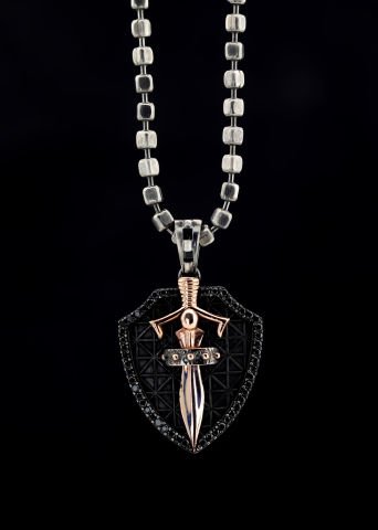 Kılıç Ve Kalkan Figürlü Taşlı Kolye