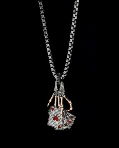 Kumarbaz Koleksiyonu İskambil Kağıdı Tutan İskelet El Figürlü Kolye