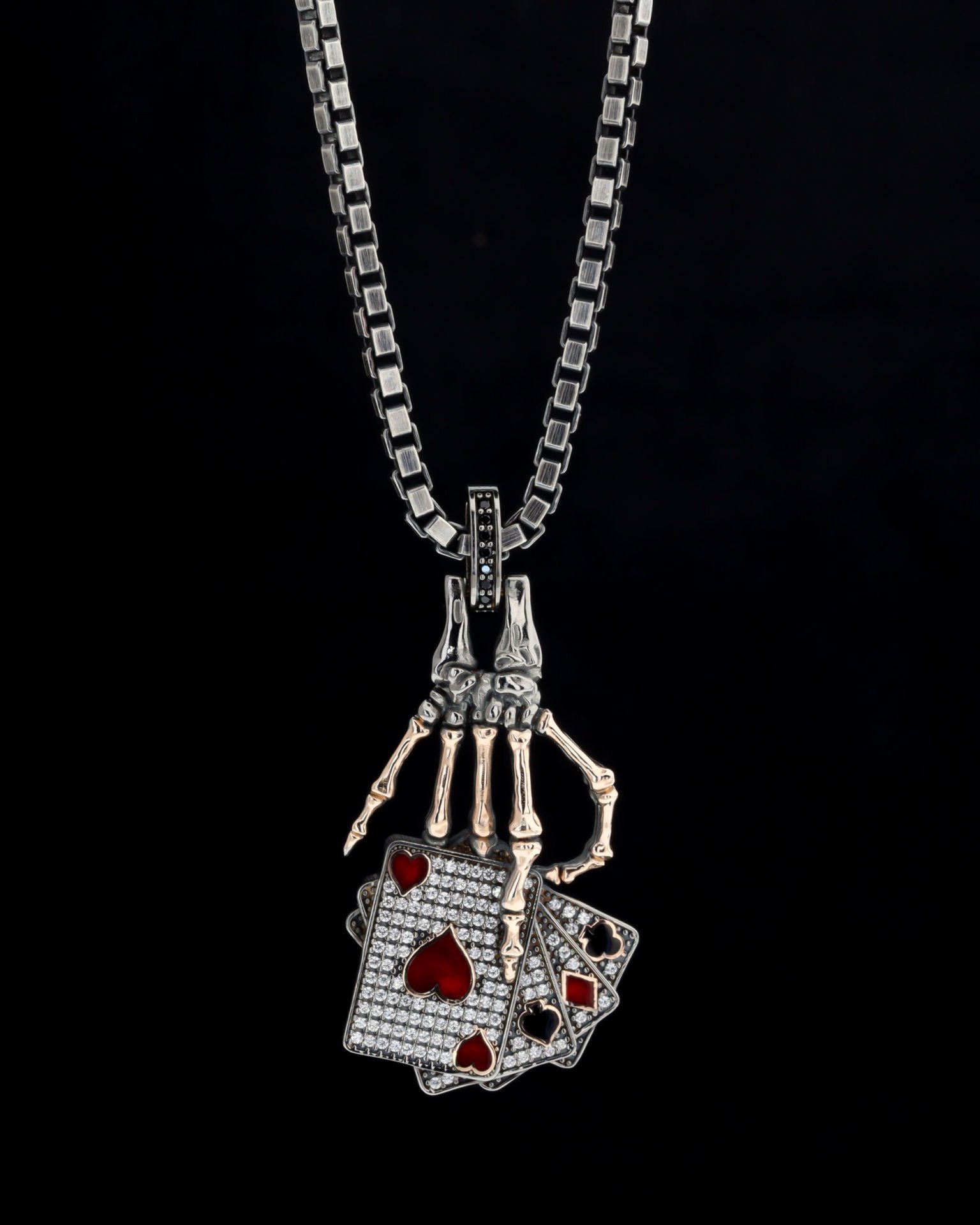 Kumarbaz Koleksiyonu İskambil Kağıdı Tutan İskelet El Figürlü Kolye