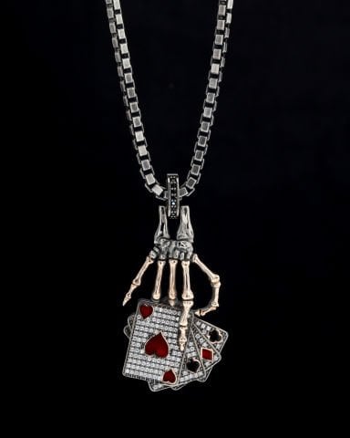 Kumarbaz Koleksiyonu İskambil Kağıdı Tutan İskelet El Figürlü Kolye