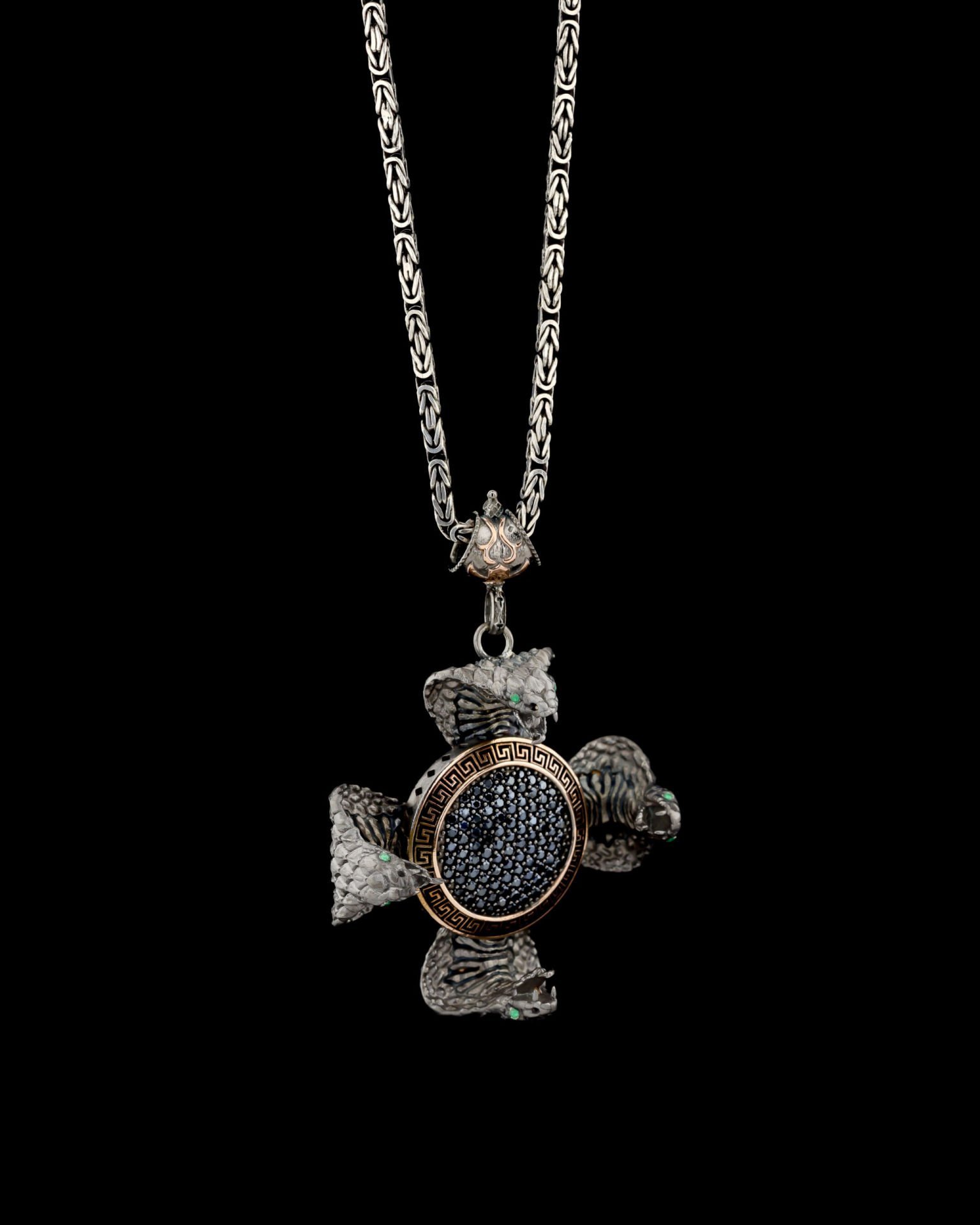 Dört Tarafı Yılan Uraeus İle Çevrilmiş Madalyon Kolye