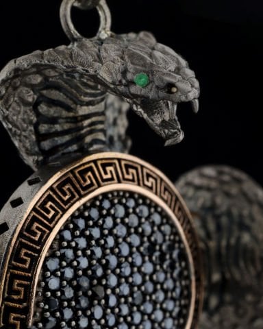 Dört Tarafı Yılan Uraeus İle Çevrilmiş Madalyon Kolye
