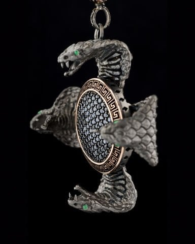 Dört Tarafı Yılan Uraeus İle Çevrilmiş Madalyon Kolye