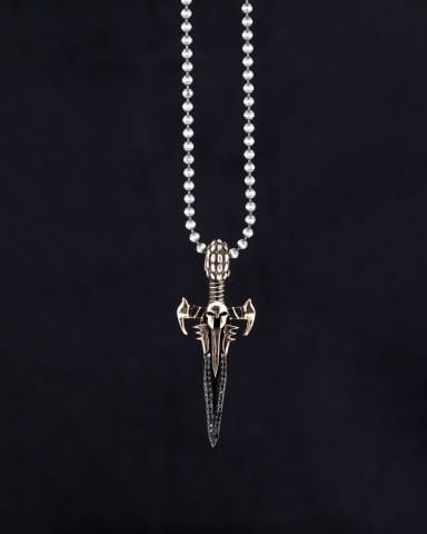 Kılıç Üzerine Miğfer Figürlü Kolye