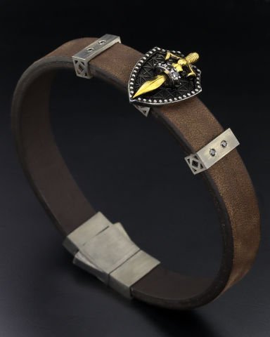 Kalkan Üzerine Kılıç Figürlü Pırlanta Taşlı Bileklik