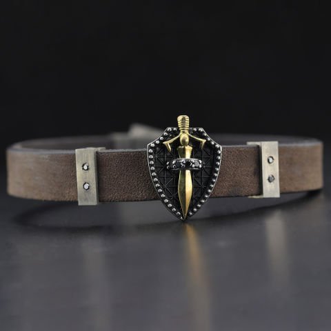 Kalkan Üzerine Kılıç Figürlü Pırlanta Taşlı Bileklik