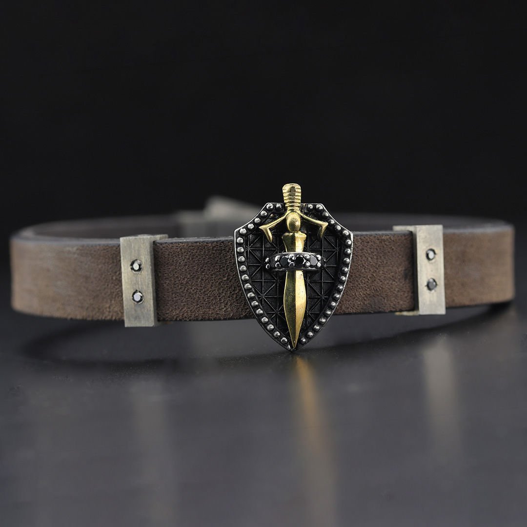 Kalkan Üzerine Kılıç Figürlü Pırlanta Taşlı Bileklik