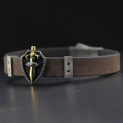 Kalkan Üzerine Kılıç Figürlü Pırlanta Taşlı Bileklik