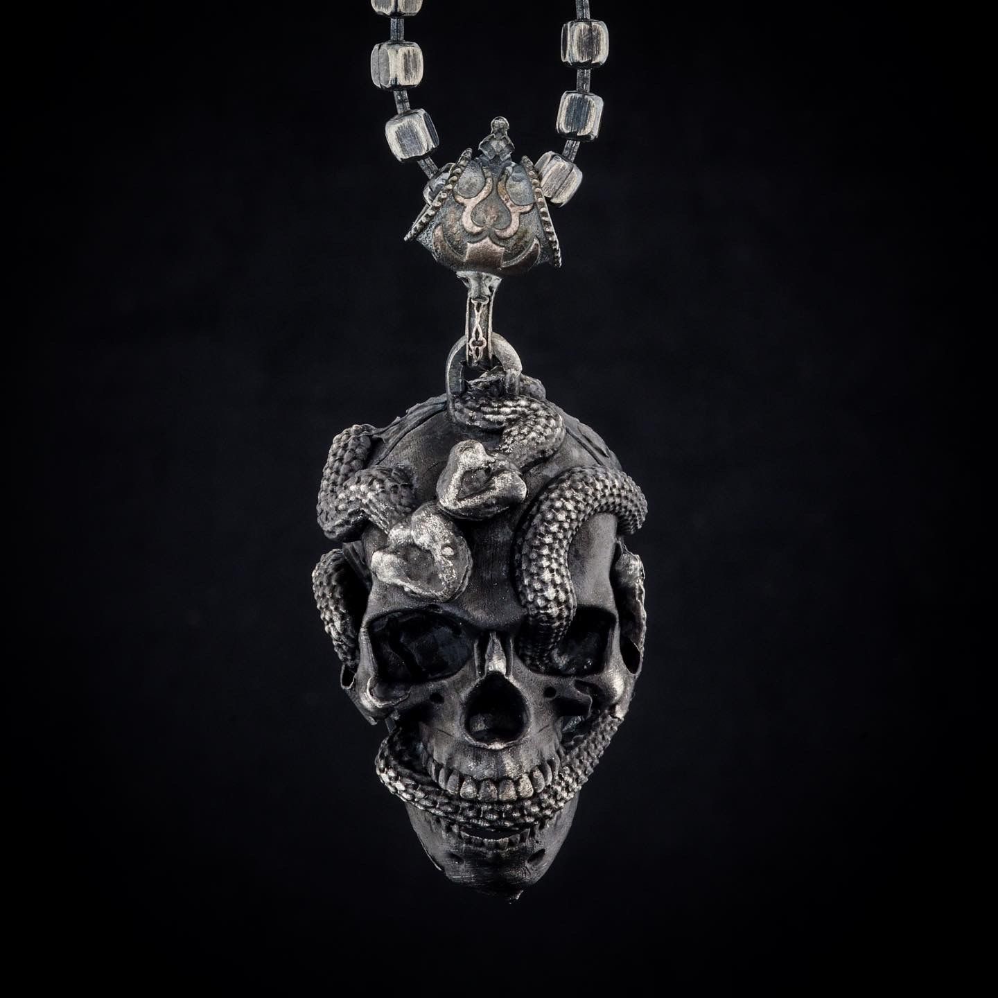 Kurukafa Ve Yılan Figürlü Kolye