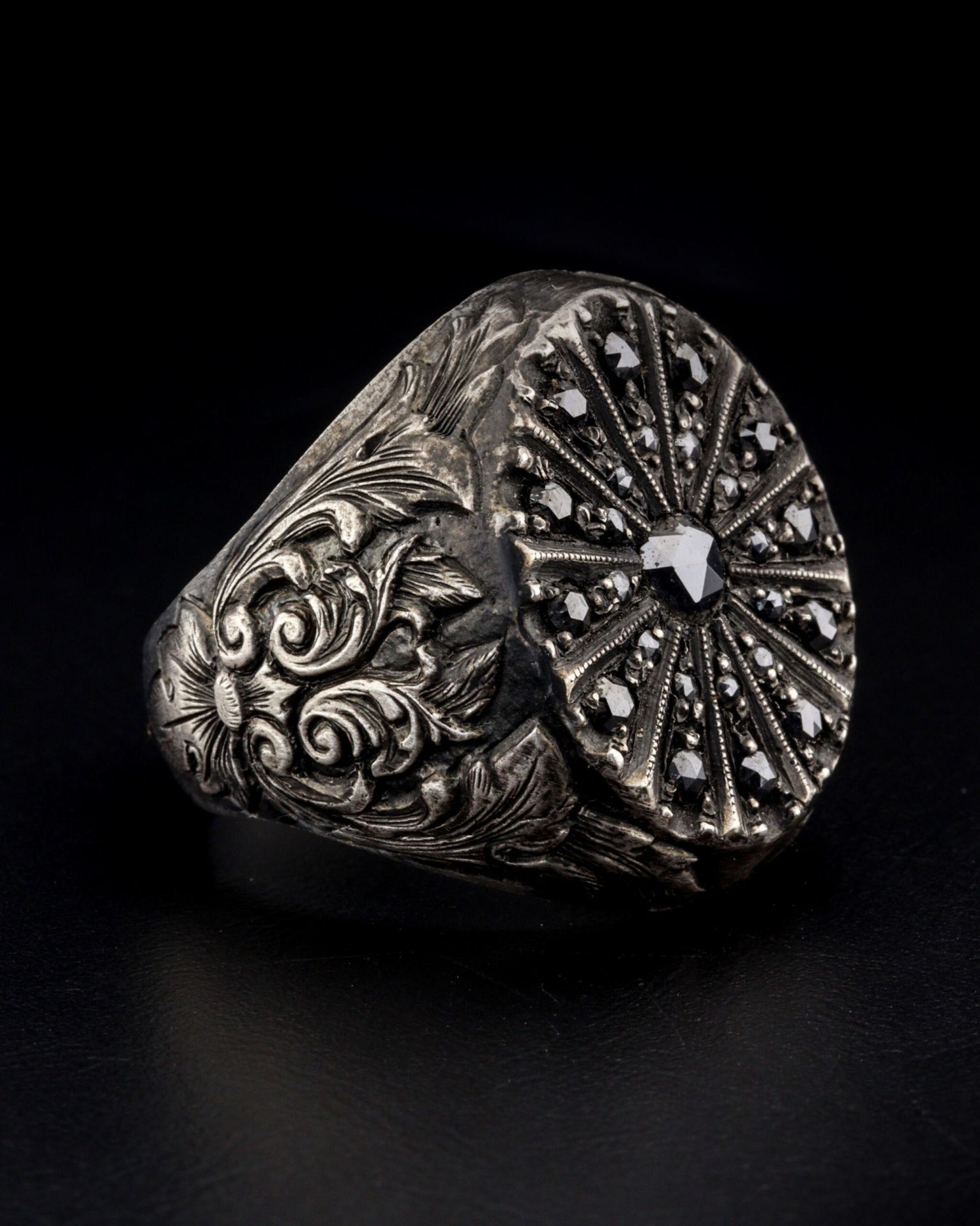 Yaşam Çarkı Sembollü Gravür İşlemeli Elmas Taşlı Yüzük