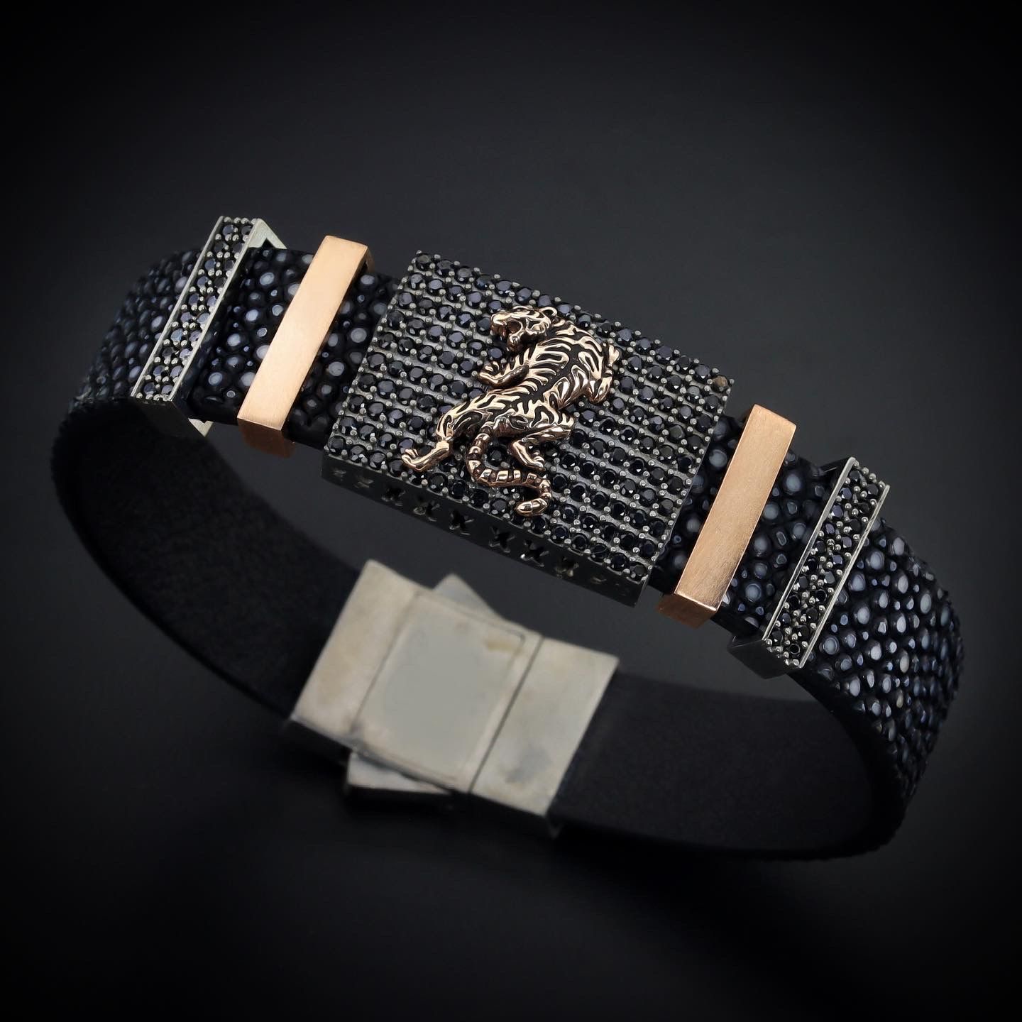 Orijinal Vatoz Derisi Kordonlu Panter Figürlü Bileklik