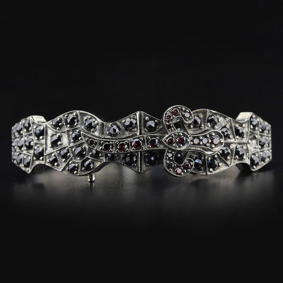 Özel Tasarım Elmas Kesim Taş İşli Kılıç Figürlü Bileklik