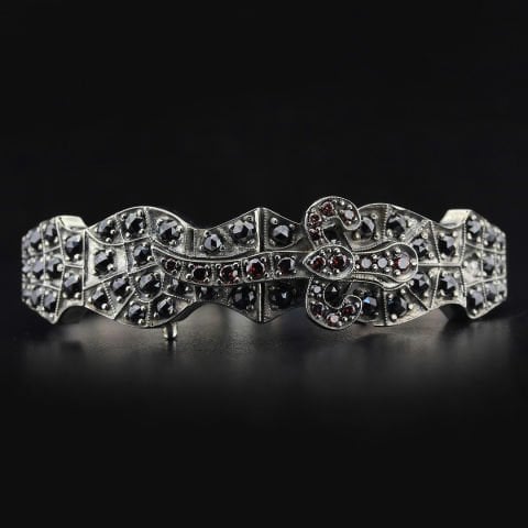 Özel Tasarım Elmas Kesim Taş İşli Kılıç Figürlü Bileklik