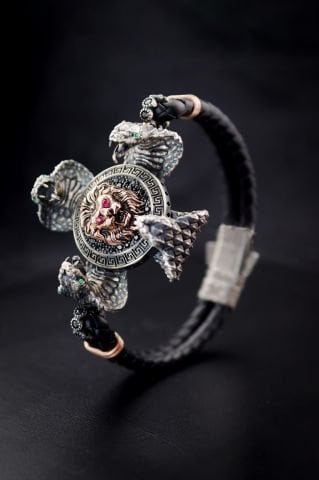 Dört Tarafı Yılan Uraeus İle Çevrilmiş Aslan Figürlü Bileklik