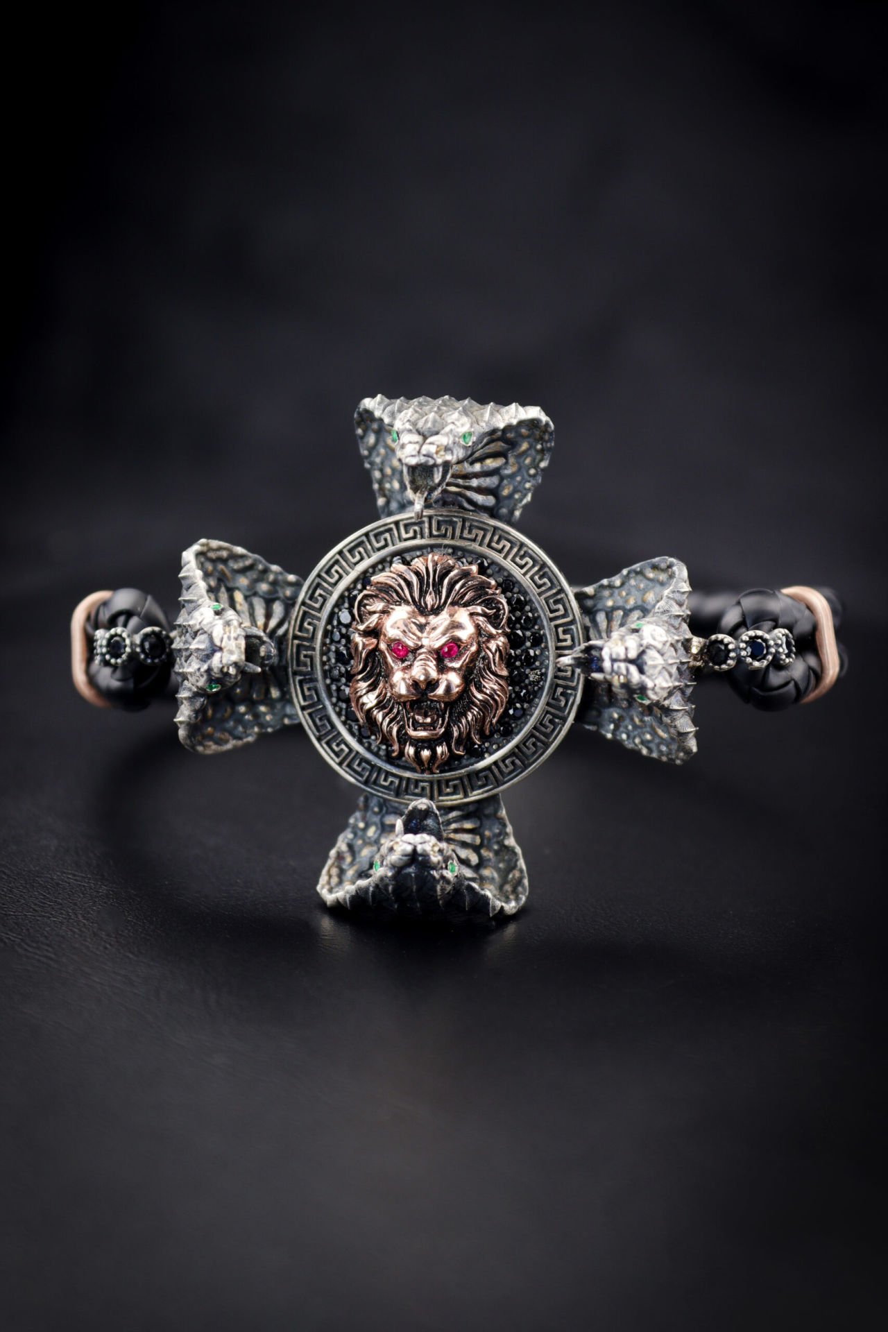 Dört Tarafı Yılan Uraeus İle Çevrilmiş Aslan Figürlü Bileklik