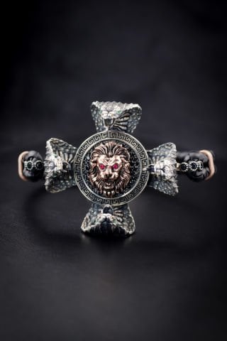 Dört Tarafı Yılan Uraeus İle Çevrilmiş Aslan Figürlü Bileklik