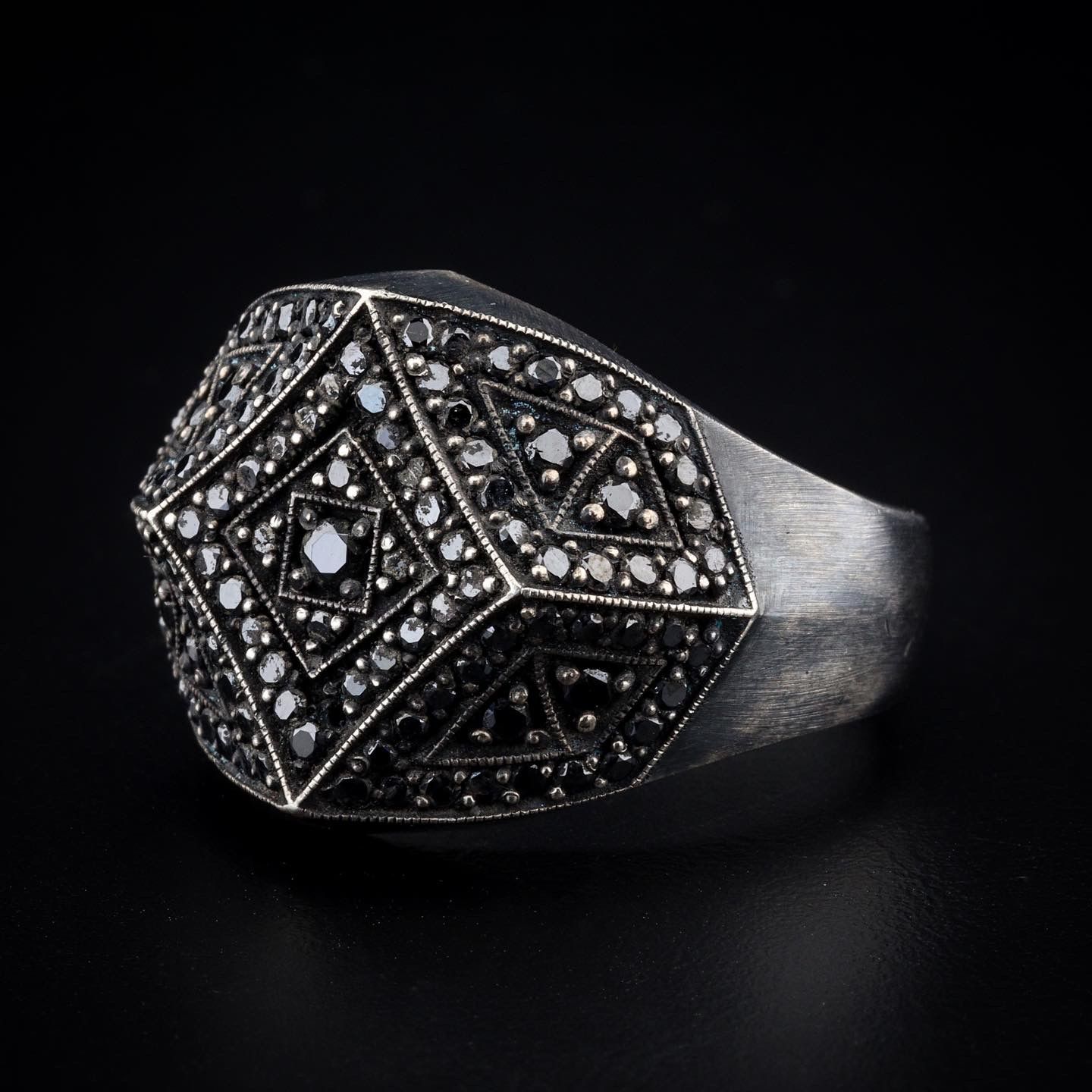 Siyah Elmas Koleksiyonu Geometrik Form Siyah Elmas Taşlı Yüzük