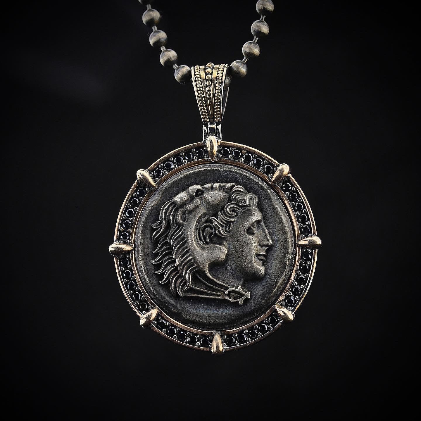 Sikke Figürlü Kolye