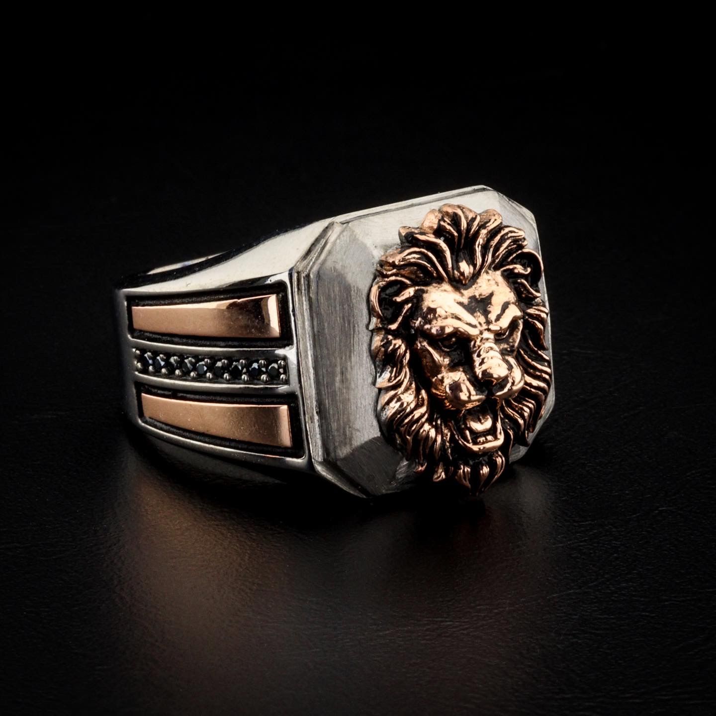 Aslan Figürlü Taş İşlemeli Yüzük