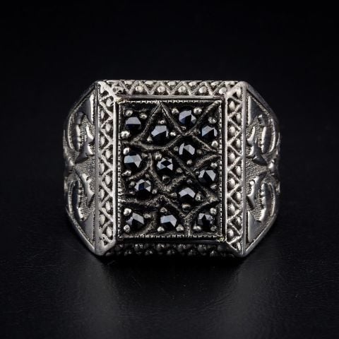 Dikdörtgen Form Elmas Taş İşlemeli Yüzük