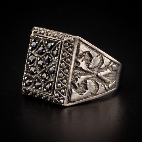 Dikdörtgen Form Elmas Taş İşlemeli Yüzük