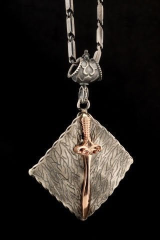 Altın Kılıç Figürlü Kolye