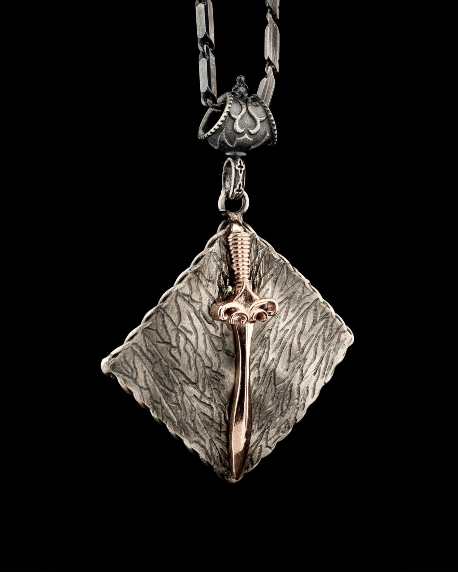 Altın Kılıç Figürlü Kolye