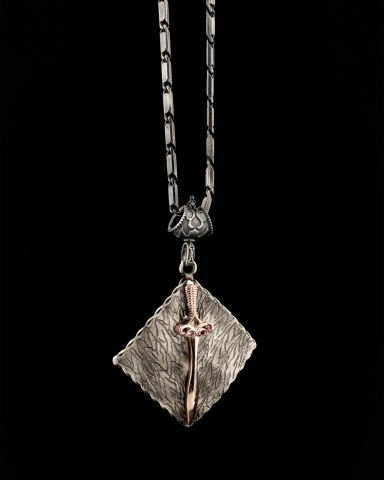 Altın Kılıç Figürlü Kolye