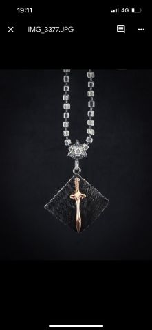 Altın Kılıç Figürlü Kolye