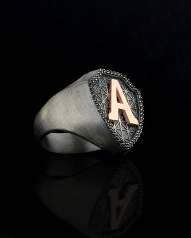 Kalkan Üzerine Harf İşli Yüzük