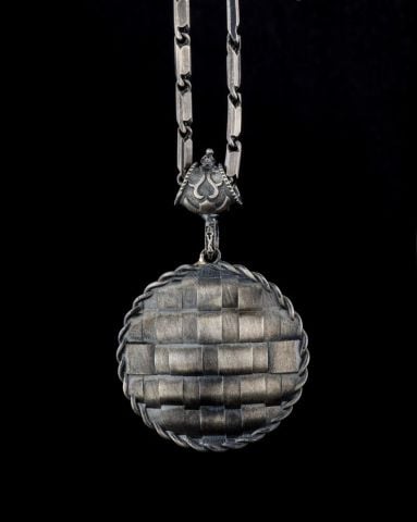 Taş İşli Harf Figürlü Madalyon Kolye