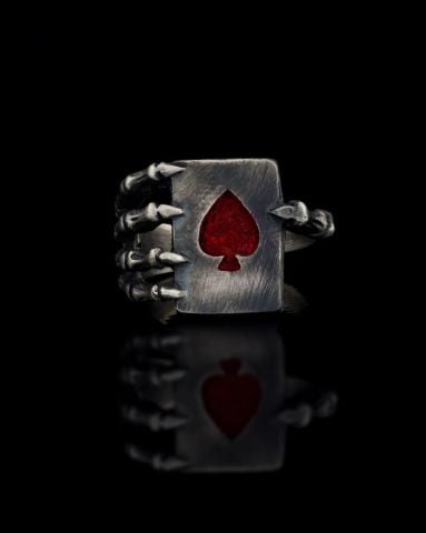 İskambil Kağıdı Tutan İskelet Figürlü Yüzük