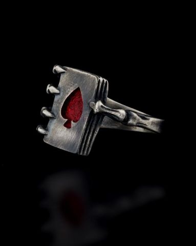 İskambil Kağıdı Tutan İskelet Figürlü Yüzük