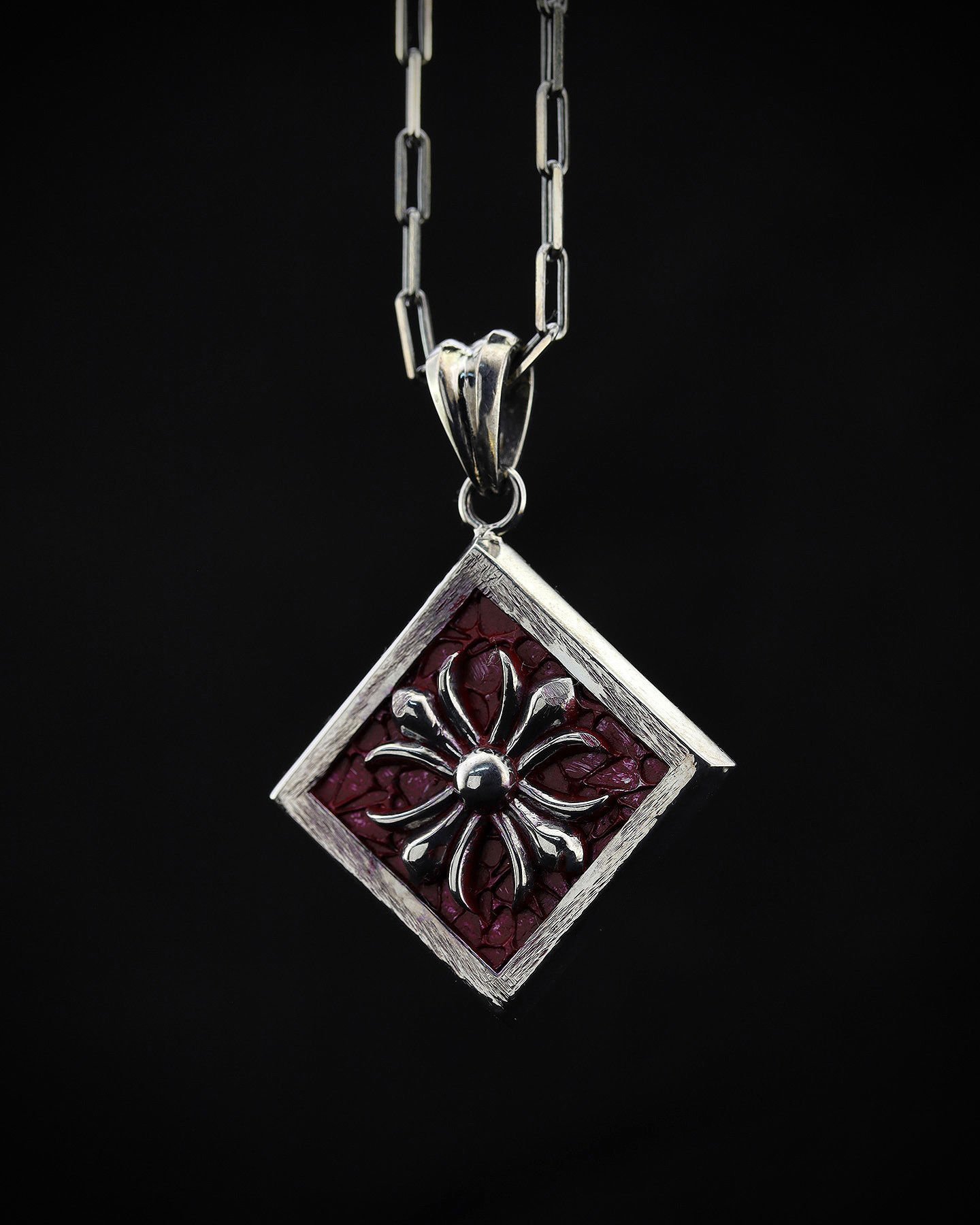 Çiçek Figürlü Gümüş Kolye