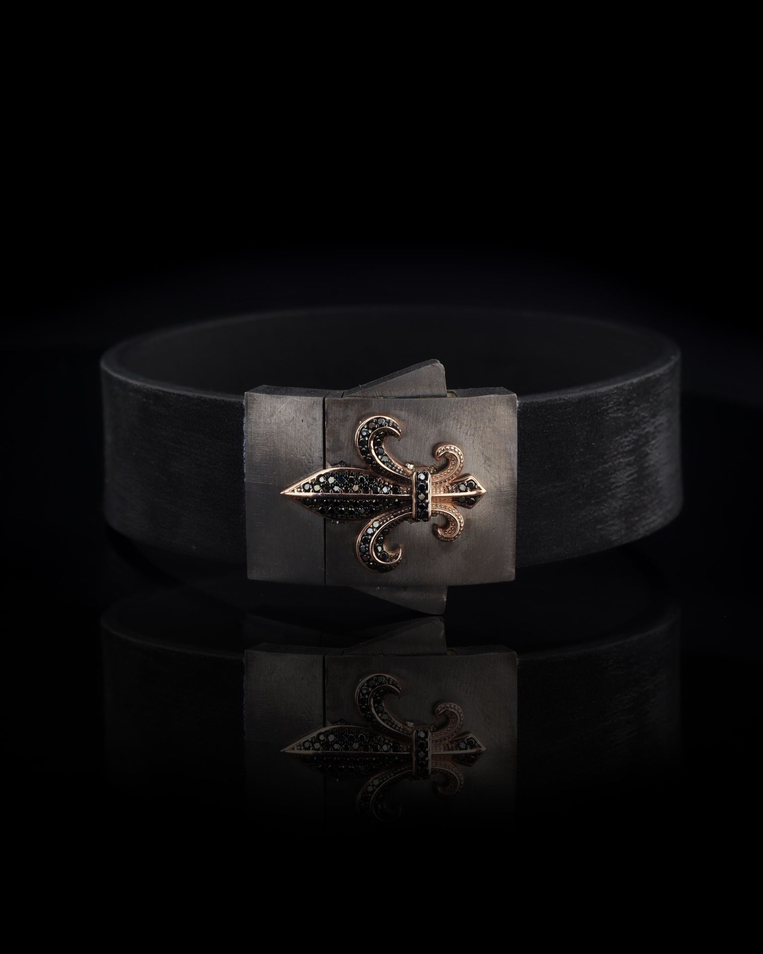 Fleur De Lis Figürlü Pırlanta Taşlı Deri Kordon Bileklik