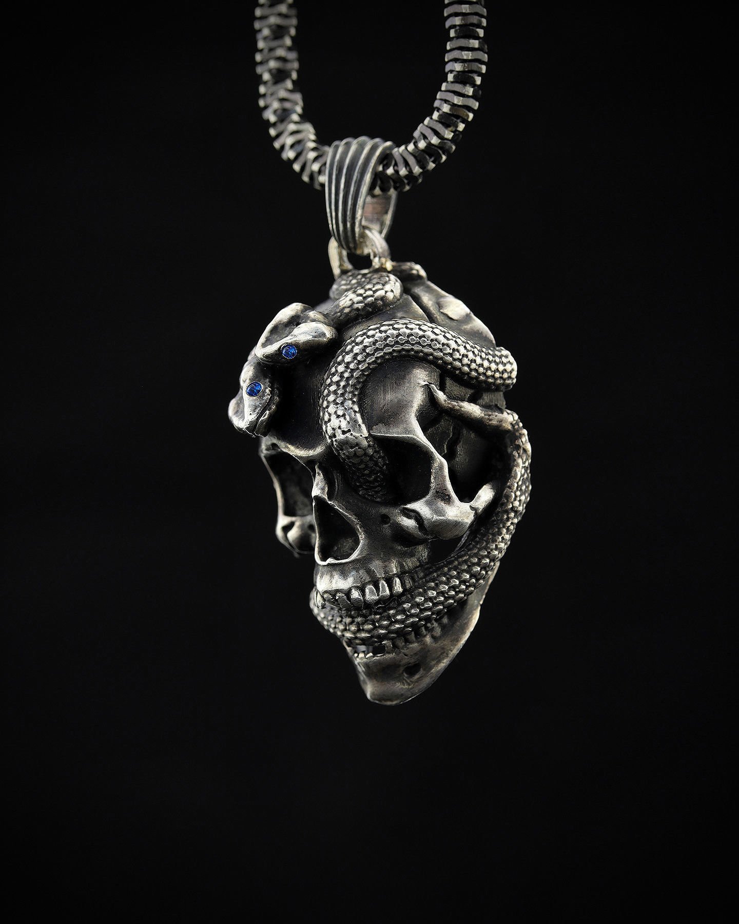 Kurukafa Ve Yılan Figürlü Kolye