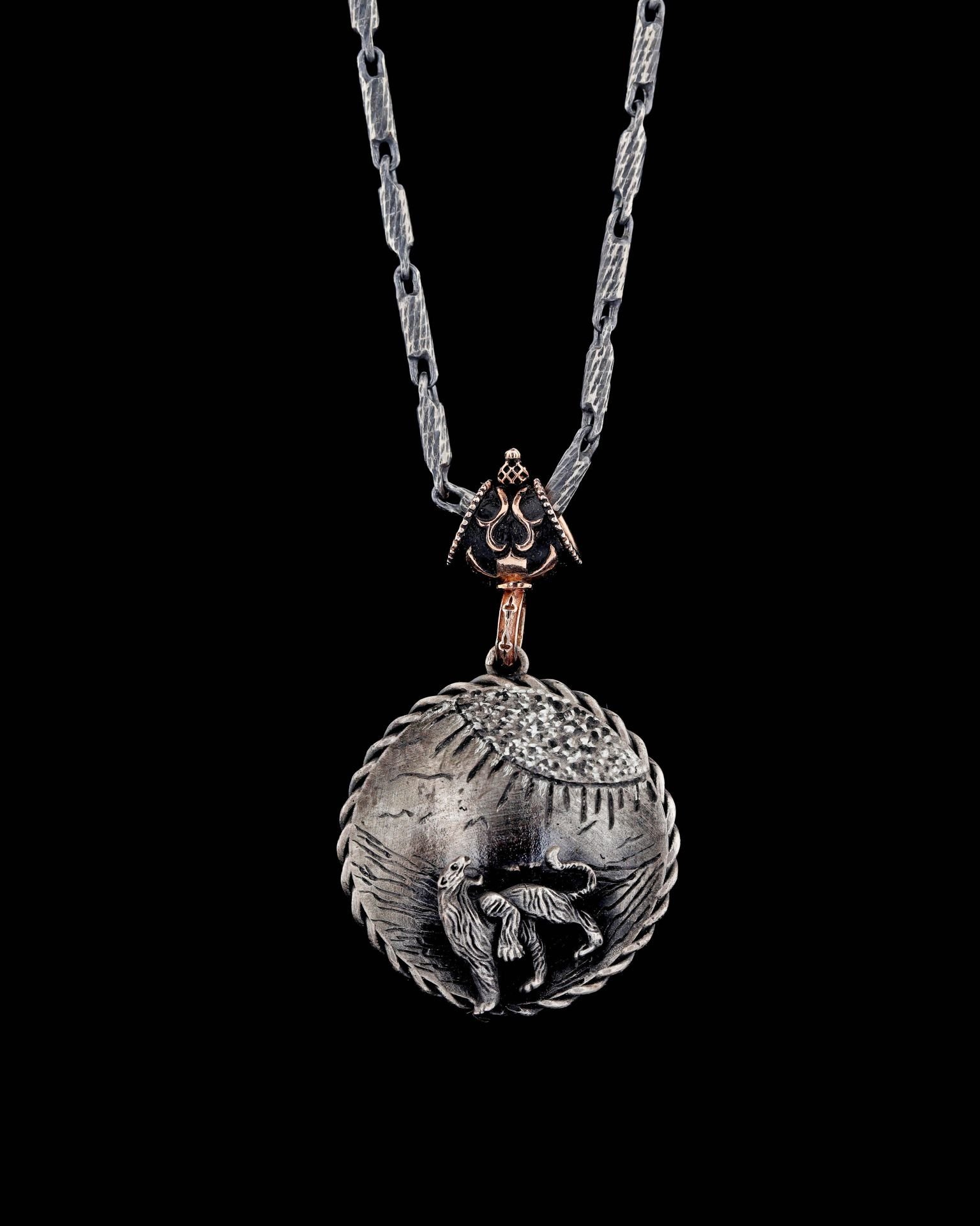 Kaplan Figürlü Madalyon Kolye