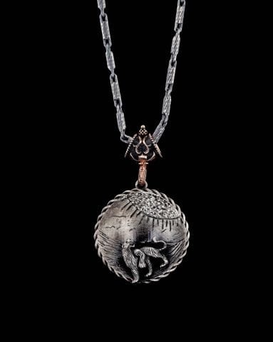 Kaplan Figürlü Madalyon Kolye