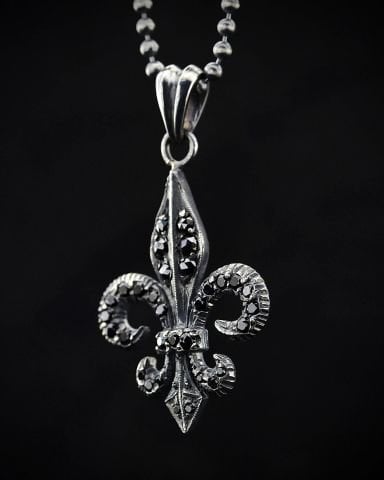 Fleur De Lis Figürlü Kolye