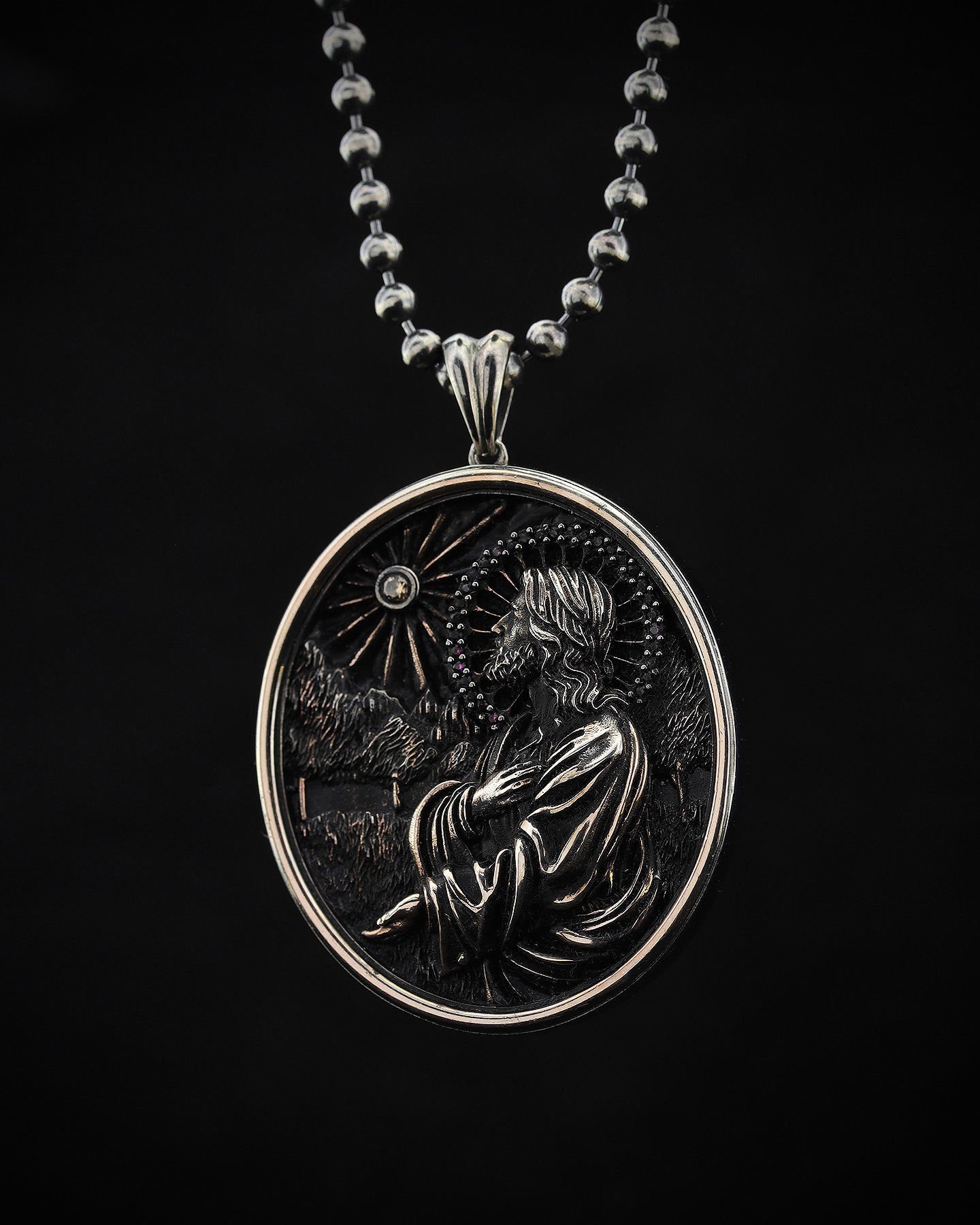 İsa Figürlü Madalyon Kolye