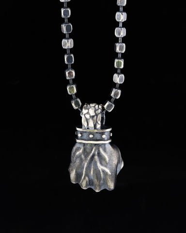 Yumruk Figürlü Kolye